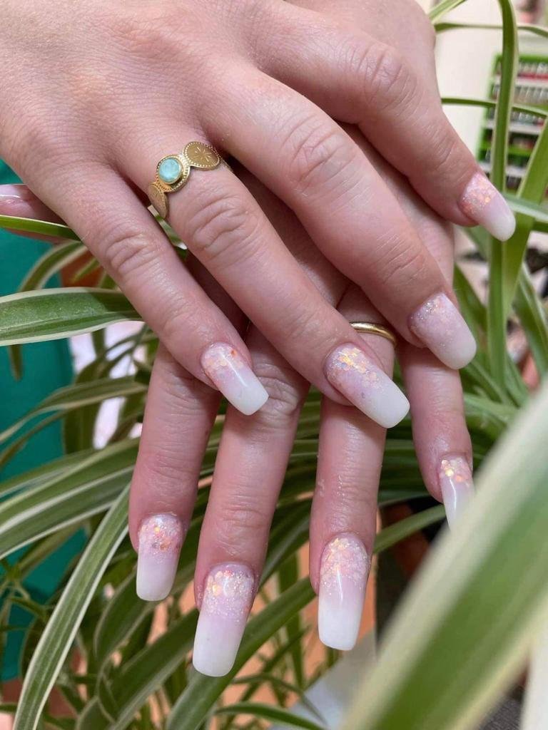 Ongles magnifiques Manucure professionnelle Pose d'ongles en gel Nail art tendance Beauté des ongles Vernis à ongles Design d'ongles Soins des mains et des pieds Ongles naturels Pédicure Salon d'onglerie Esthéticienne Finition brillante Couleurs éclatantes Extensions d'ongles French manucure Artiste des ongles Onglerie à Geneve