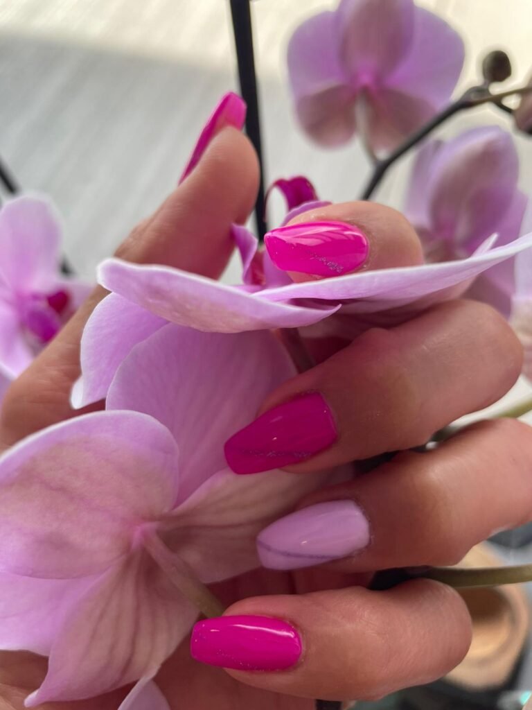 Ongles magnifiques Manucure professionnelle Pose d'ongles en gel Nail art tendance Beauté des ongles Vernis à ongles Design d'ongles Soins des mains et des pieds Ongles naturels Pédicure Salon d'onglerie Esthéticienne Finition brillante Couleurs éclatantes Extensions d'ongles French manucure Artiste des ongles Onglerie à Geneve
