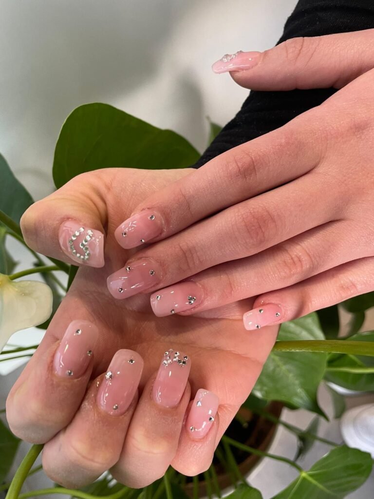 Ongles magnifiques Manucure professionnelle Pose d'ongles en gel Nail art tendance Beauté des ongles Vernis à ongles Design d'ongles Soins des mains et des pieds Ongles naturels Pédicure Salon d'onglerie Esthéticienne Finition brillante Couleurs éclatantes Extensions d'ongles French manucure Artiste des ongles Onglerie à Geneve